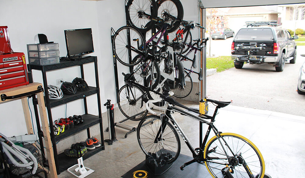 Sebuah garasi di rumah lengkap dengan set penyimpanan sepeda
